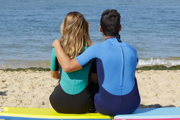 Paar Sitzt Auf Surfbrettern — Stockfoto