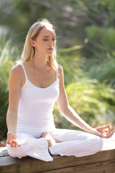 Mujer Yoga Vistiendo Blanco Está Haciendo Yoga Aire Libre — Foto de Stock