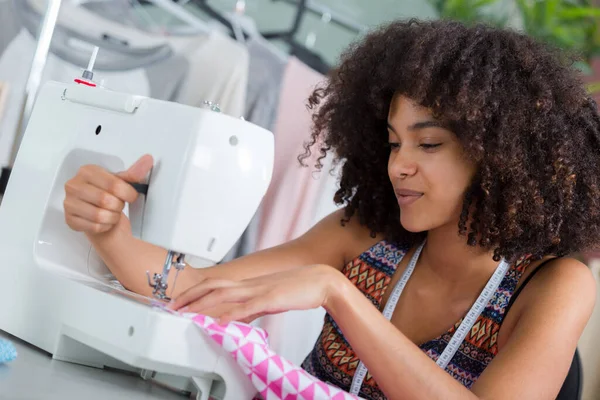Young Woman Using Sewing Machine — Stock Photo, Image