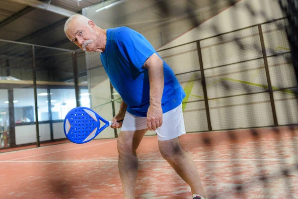 Senior Man Het Veld Speelt Tennis — Stockfoto