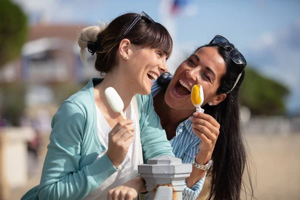 Gyönyörű Mosolygós Nők Kezében Fagyasztott Jégkrém Pop — Stock Fotó