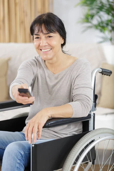 Handikappad Kvinna Tittar Vardagsrummet Hemma — Stockfoto