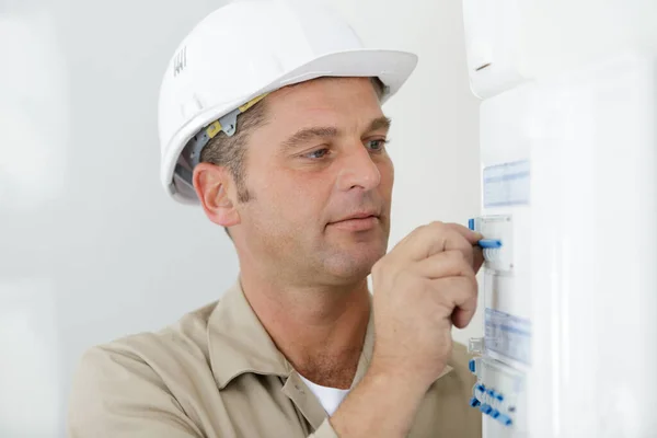 Eletricista Verificando Placa Fusível — Fotografia de Stock