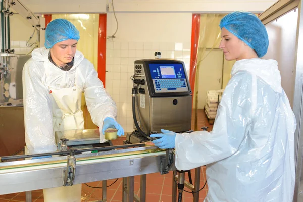 Trabalhadores Fábrica Que Preparam Latas Para Alimentos Enlatados — Fotografia de Stock
