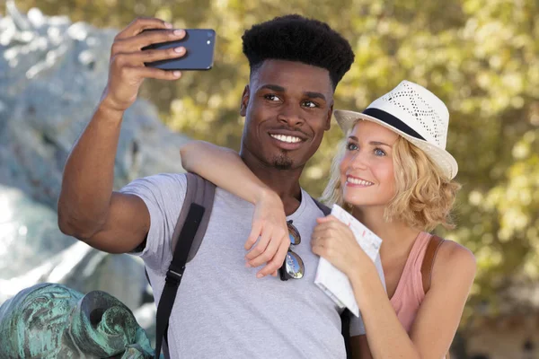 Feliz Viajero Pareja Tomando Selfie Vacaciones — Foto de Stock