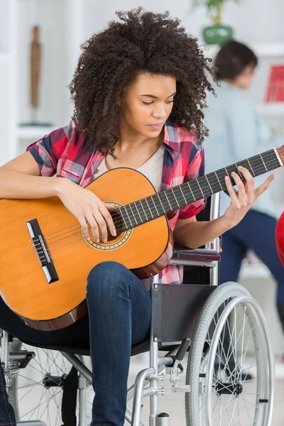 Junge Frau Rollstuhl Spielt Hause Gitarre — Stockfoto