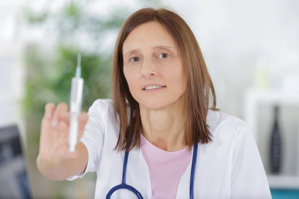 Kvinnlig Läkare Håller Injektionen — Stockfoto