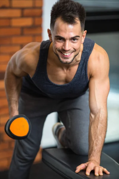 Ευτυχισμένος Άνθρωπος Κάνει Ασκήσεις Αλτήρα Στο Γυμναστήριο — Φωτογραφία Αρχείου