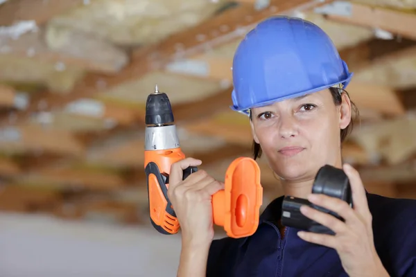 Femme Constructeur Mettre Batterie Perceuse — Photo