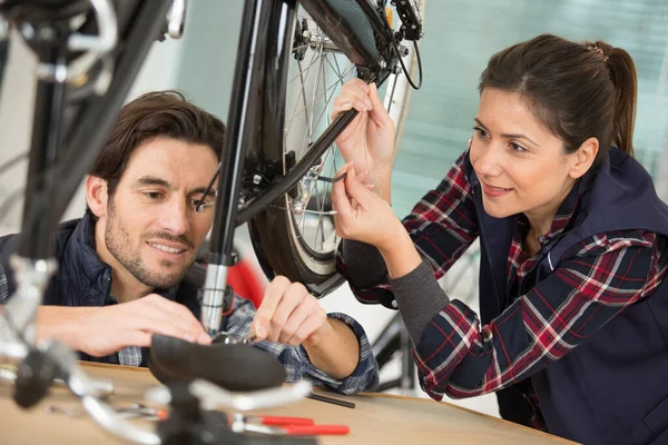 Couple Repairs Bicycles Repaired Gear Bike Shop — Stock Photo, Image