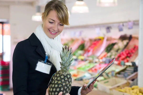 Portrait Beautiful Woman Holding Pineapple Supermarket — Stock Photo, Image