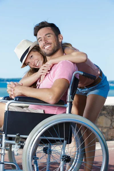 Casal Feliz Com Problemas Mobilidade Praia — Fotografia de Stock