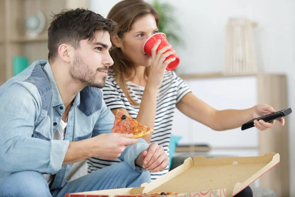 Šťastný Pár Sledování Televize Zatímco Jíst Pizzu — Stock fotografie