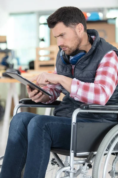 Homme Handicapé Utilisant Tablette Écouteurs — Photo