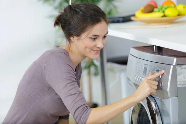 Kadın Çamaşır Makinesini Çalıştırmak Için Düğmeye Basıyor — Stok fotoğraf