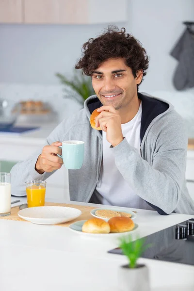 Hälsosam Vuxen Manlig Leende Och Äta Frukost Lägenheten — Stockfoto