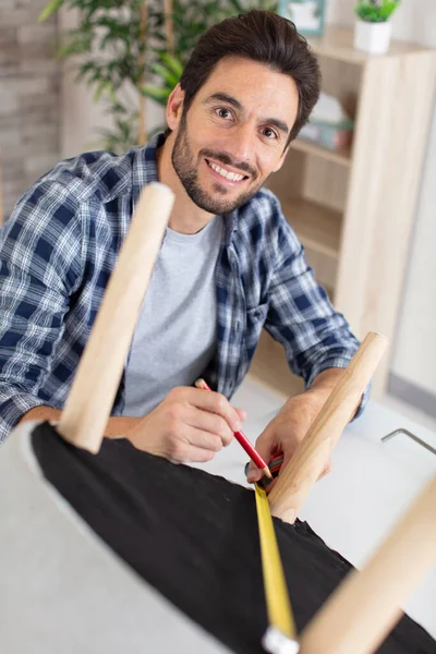 Ung Arbetande Man Reparera Stol Hemma — Stockfoto