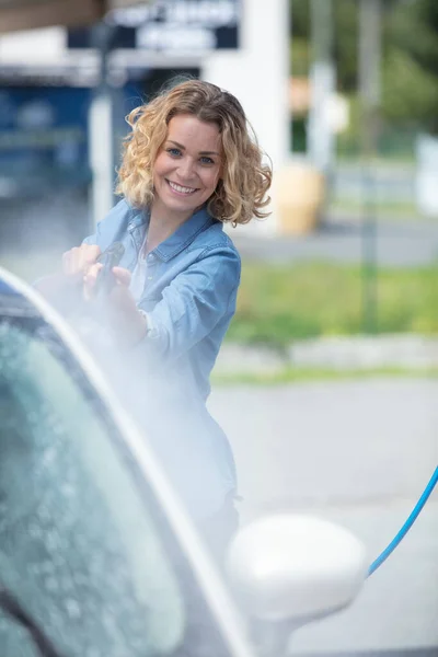 Frau Reinigt Auto Mit Hochdruckwasser — Stockfoto