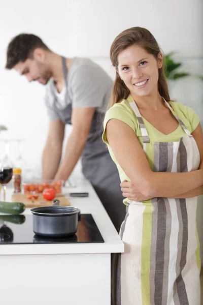 Casal Feliz Cozinhar Alimentos Saudáveis Juntos — Fotografia de Stock