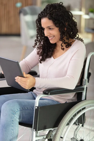 Szczęśliwa Niepełnosprawna Kobieta Wózku Inwalidzkim Pracująca Tabletem — Zdjęcie stockowe