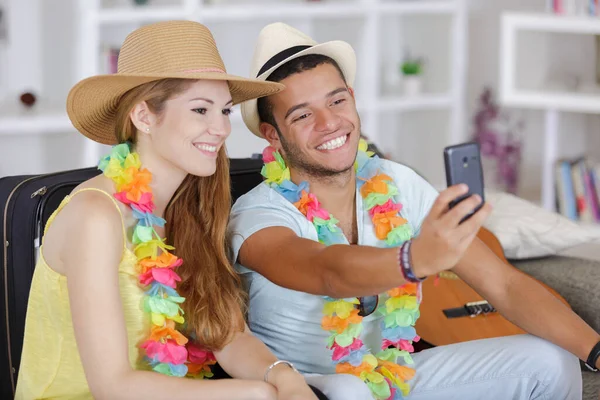 Couple Avec Passeports Billets Avion Prendre Selfie — Photo