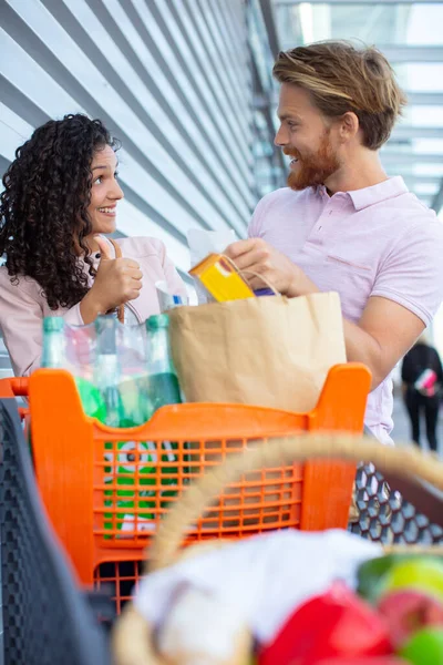 Gelukkig Paar Hebben Plezier Supermarkt — Stockfoto