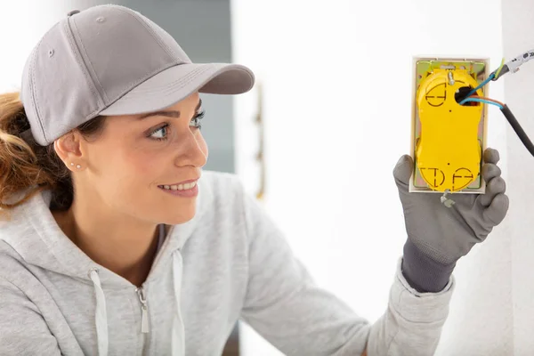 Female Electrician Holding Electrical Junction Box — Stock Photo, Image