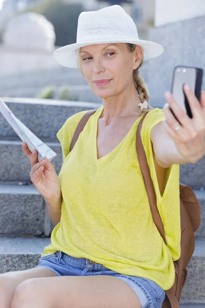 Mulher Alegre Com Cabelos Grisalhos Tomando Selfie Com Telefone Celular — Fotografia de Stock