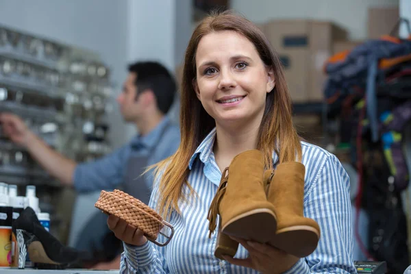 靴工場の女性労働者は — ストック写真