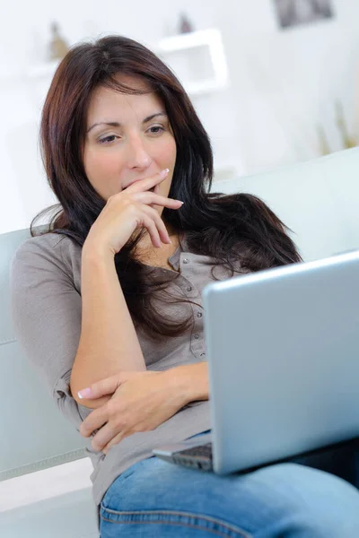 Überraschte Geschäftsfrau Schaut Laptop — Stockfoto