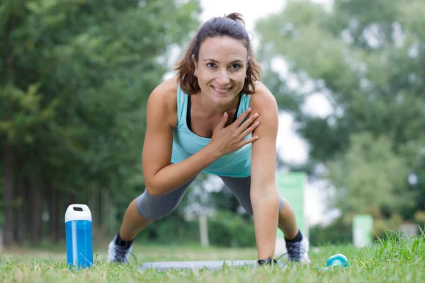 Woman Exercising One Armed Plank Position — Stock Photo, Image