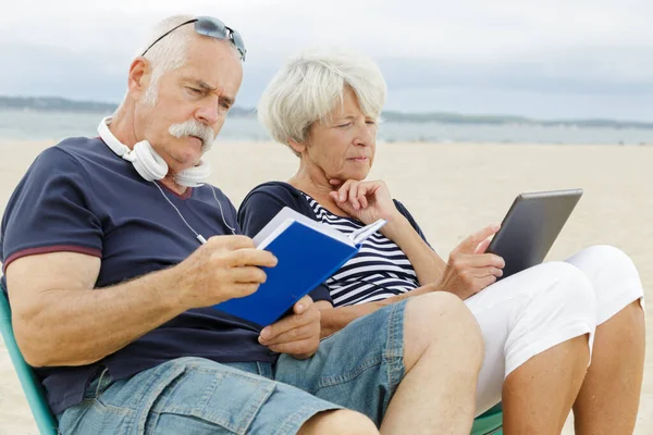 노인들 해변에서 독서하는 — 스톡 사진