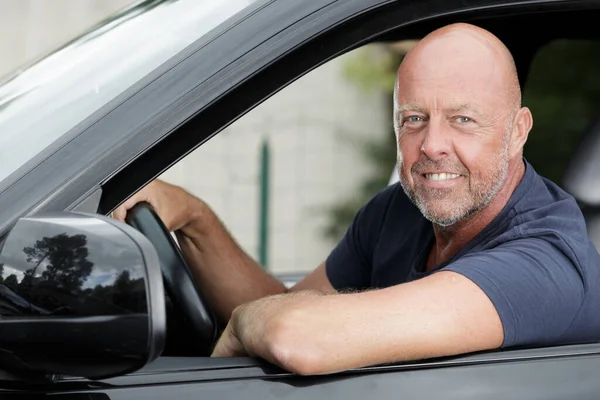 Porträt Eines Reifen Männlichen Fahrers Steuer — Stockfoto
