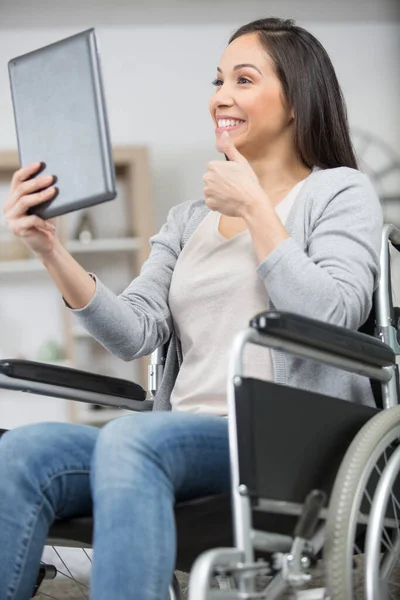 Mulher Deficiente Fazendo Gesto Thumbs Durante Chat Vivo Tablet — Fotografia de Stock