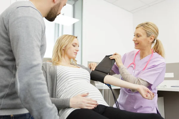 妊娠中の女性が脈拍をチェックし — ストック写真