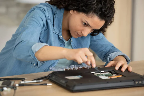 女工程师的工作重点是修理电子设备 — 图库照片