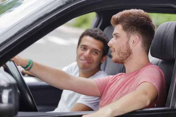 Δύο Άνδρες Φίλους Χαλαρώνοντας Στο Αυτοκίνητο Κατά Διάρκεια Του Ταξιδιού — Φωτογραφία Αρχείου