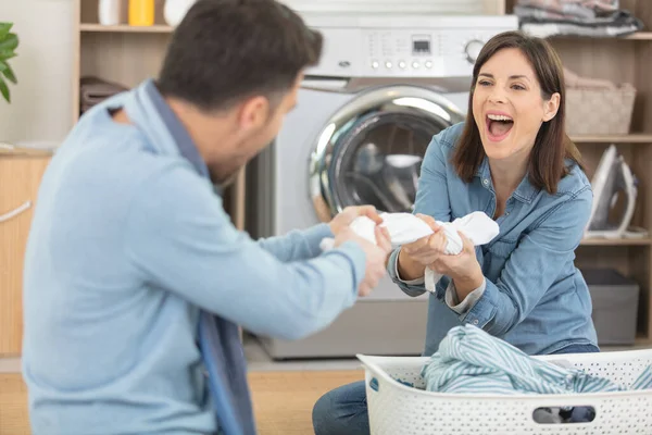 若い夫婦は洗濯をしながら — ストック写真