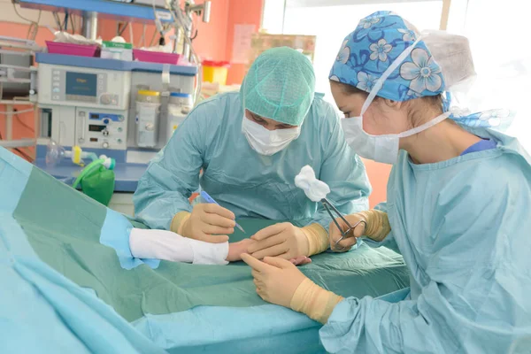 Χειρουργός Που Εκτελεί Χειρουργική Επέμβαση Στο Χέρι Ασθενείς — Φωτογραφία Αρχείου