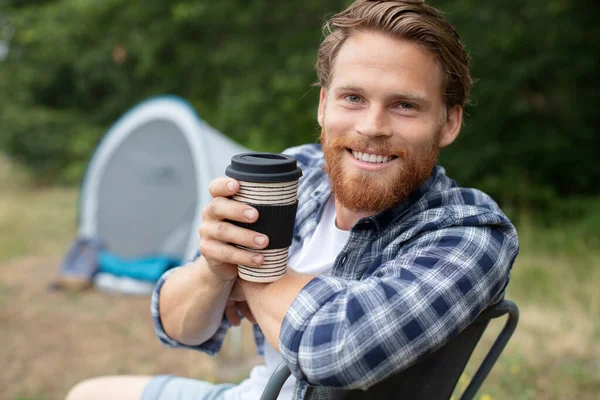 Мужчина Наслаждается Чашечкой Кофе Палатки — стоковое фото