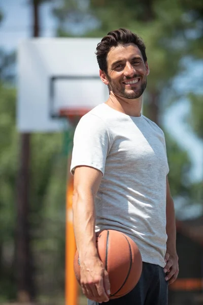 立っているハンサムなバスケット ボール選手の完全な長さの肖像画 — ストック写真