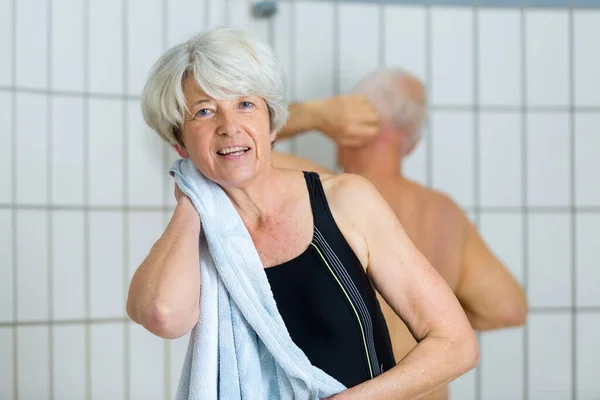 Bejaarde Vrouw Veegt Zichzelf Met Handdoek — Stockfoto