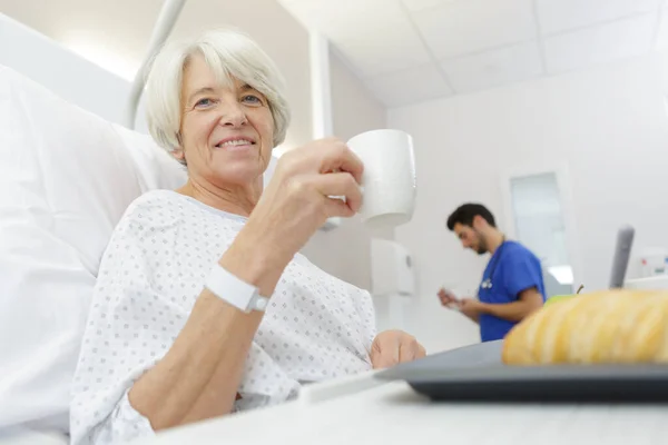 Senior Vrouwelijke Patiënt Houden Mok Het Drinken Van Koffie Bed — Stockfoto