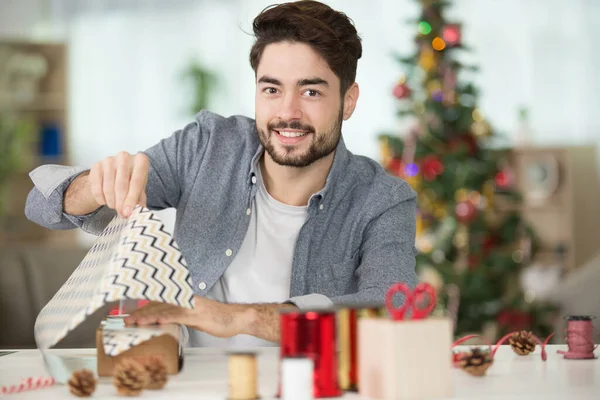Homem Embrulhando Presente Natal — Fotografia de Stock
