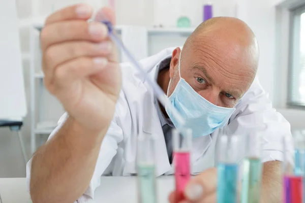 Mature Male Scientist Wearing Mask Using Pipette — Stock Photo, Image