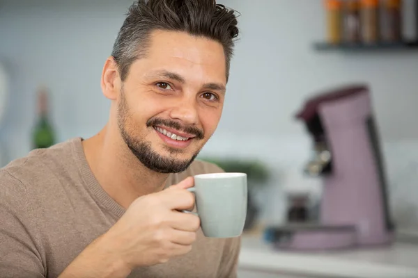 Άνθρωπος Που Πίνει Καφέ Στο Σπίτι Πρωί — Φωτογραφία Αρχείου
