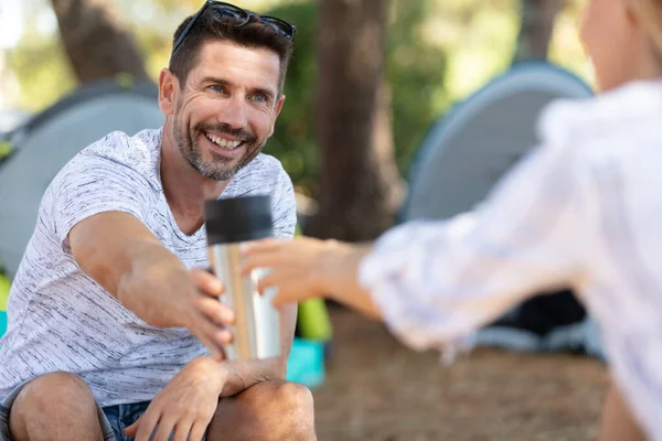 Lyckligt Ungt Par Campingplatsen Dricker Från Termos — Stockfoto