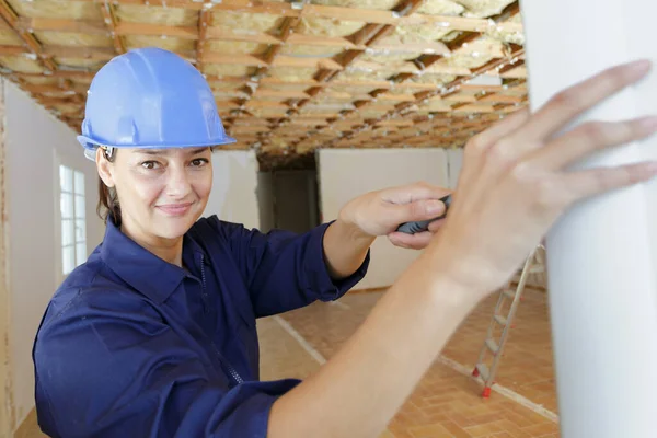Aktiv Kvinnlig Byggare Som Arbetar Med Fastighetsutveckling — Stockfoto