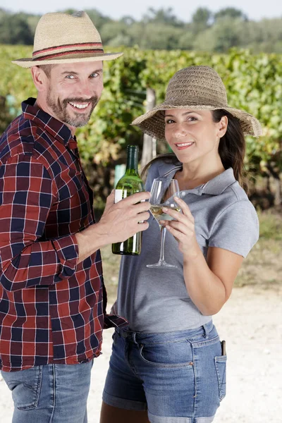 Casal Feliz Beber Vinho Branco — Fotografia de Stock
