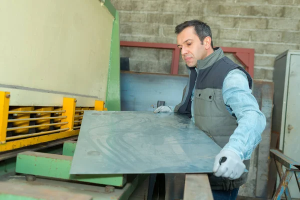Fabrieksarbeider Met Metaalplaat Werkplaats — Stockfoto
